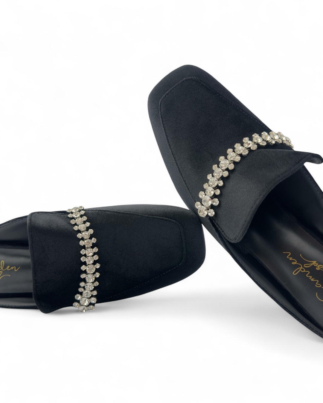 حذاء مخملي بكعب عريض.