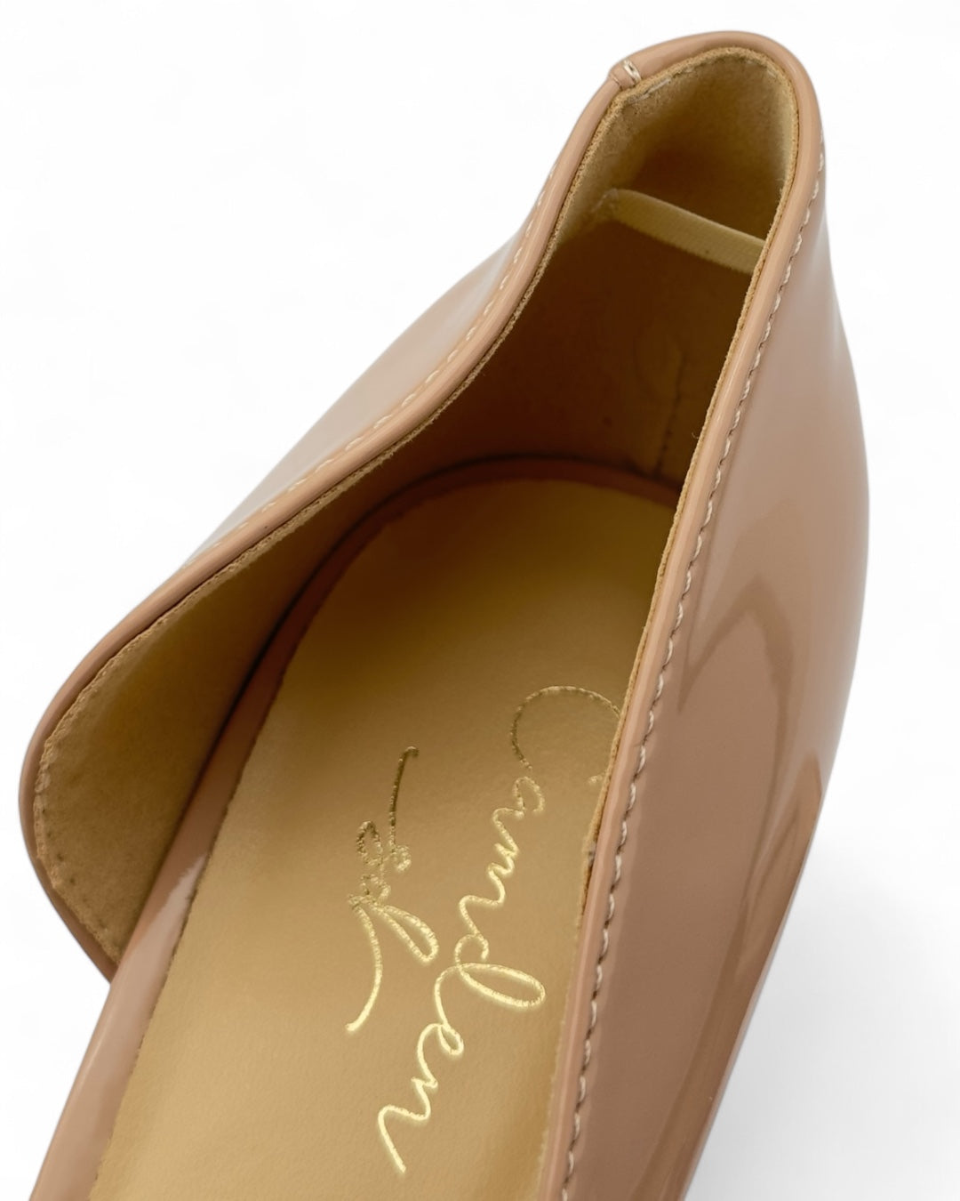 حذاء كلاسيكي بكعب عالٍ من الجلد اللامع ونعل أحمر