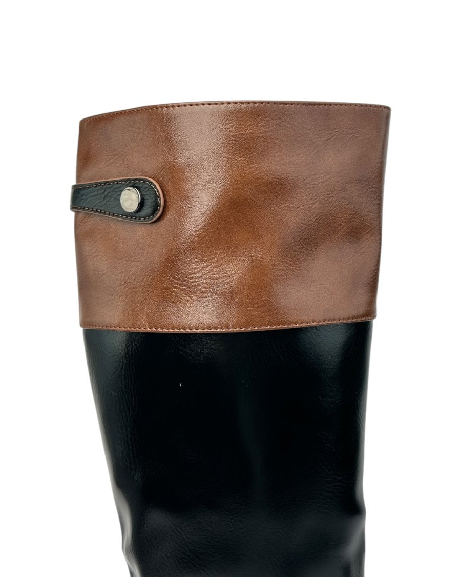 حذاء طويل مسطح بلونين أسود وبني مع إبزيم علوي