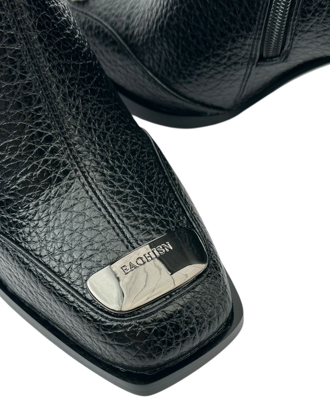 حذاء جلدي ذو مقدمة مربعة وتفاصيل معدنية