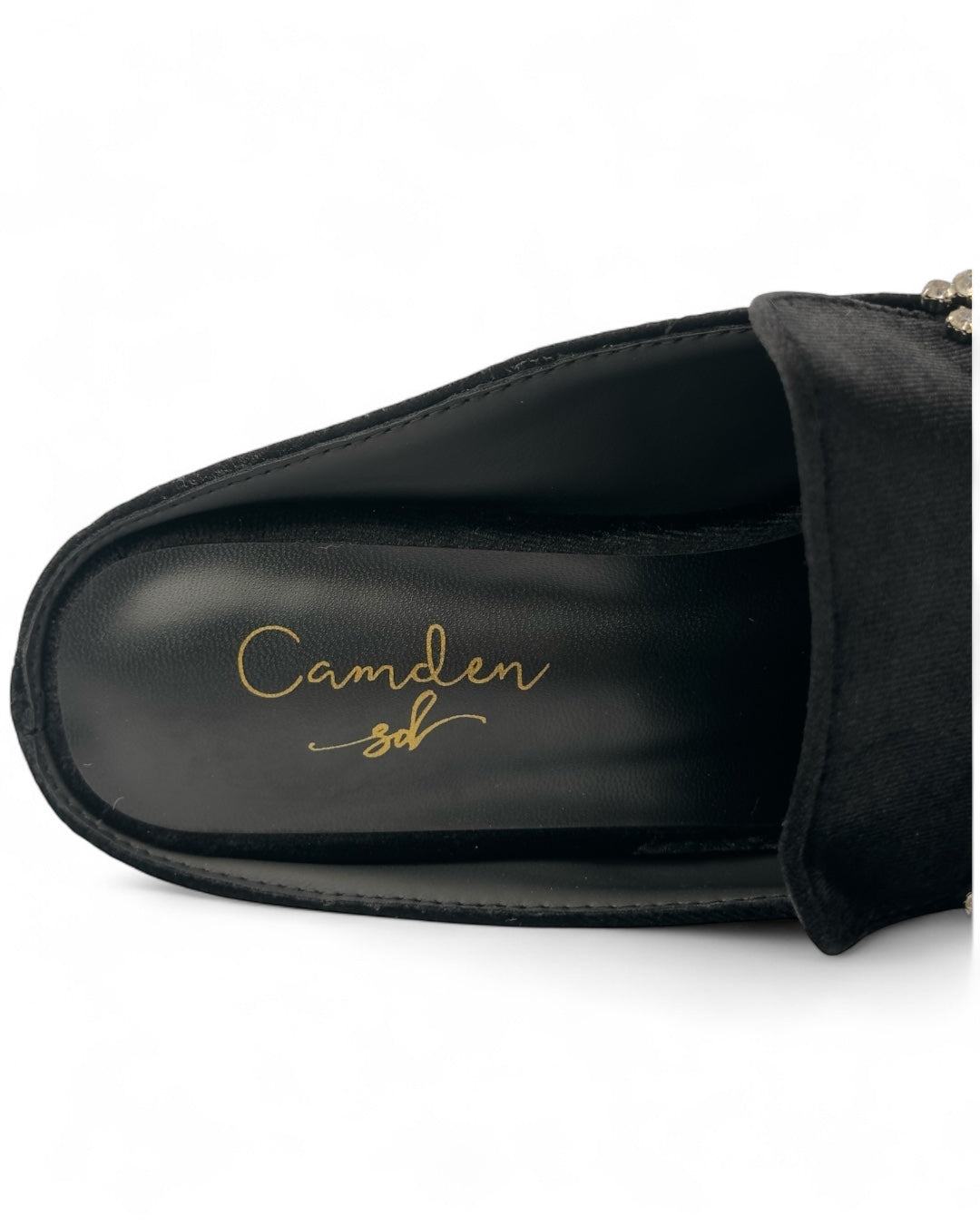 حذاء مخملي بكعب عريض.