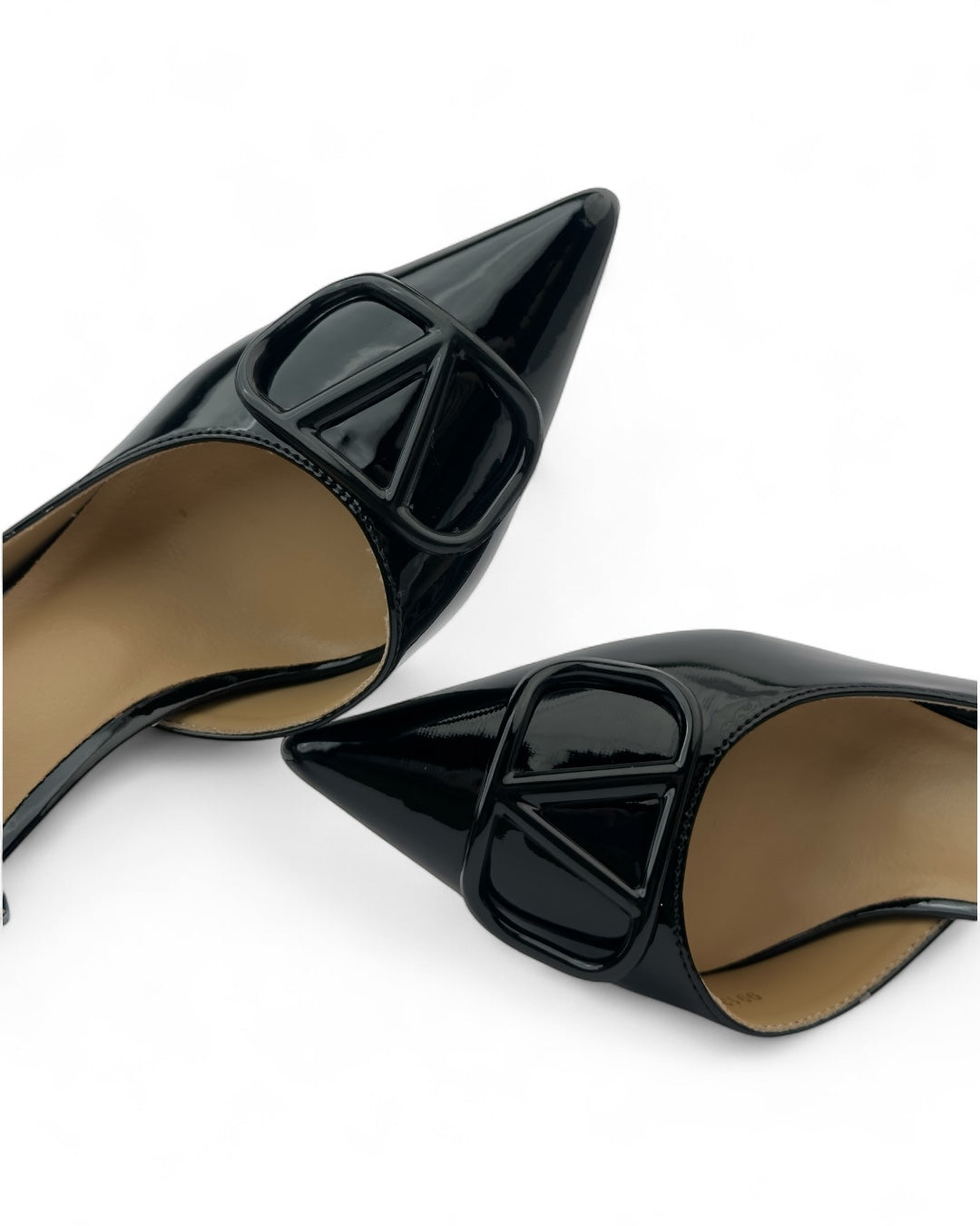 حذاء كلاسيكي بكعب عالٍ من الجلد اللامع ونعل أحمر