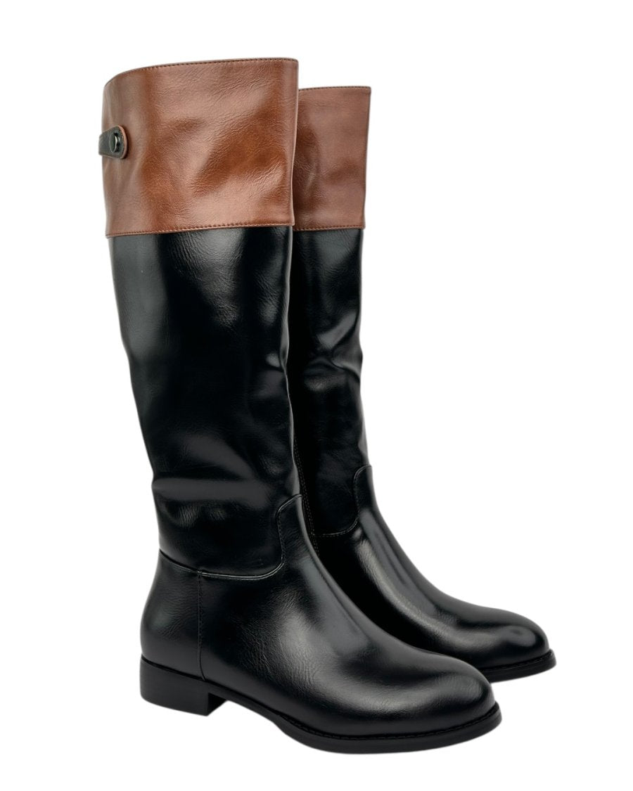 حذاء طويل مسطح بلونين أسود وبني مع إبزيم علوي