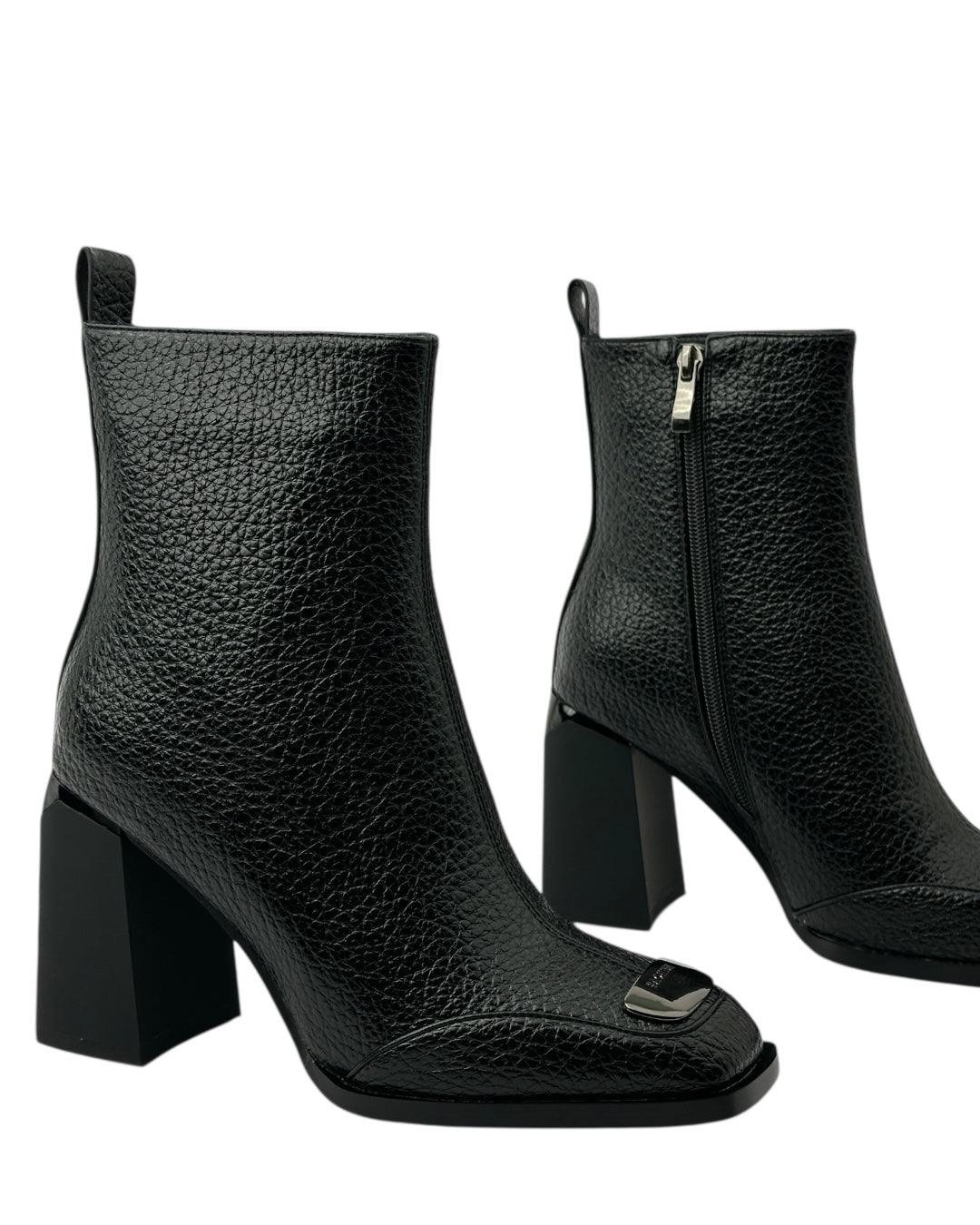 حذاء جلدي ذو مقدمة مربعة وتفاصيل معدنية