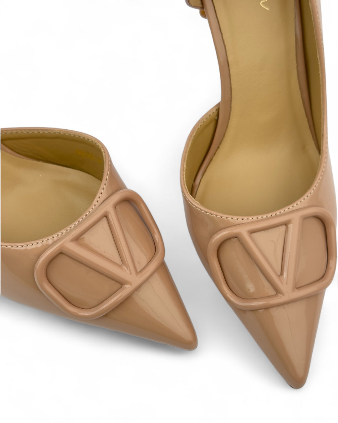 حذاء كلاسيكي بكعب عالٍ من الجلد اللامع ونعل أحمر