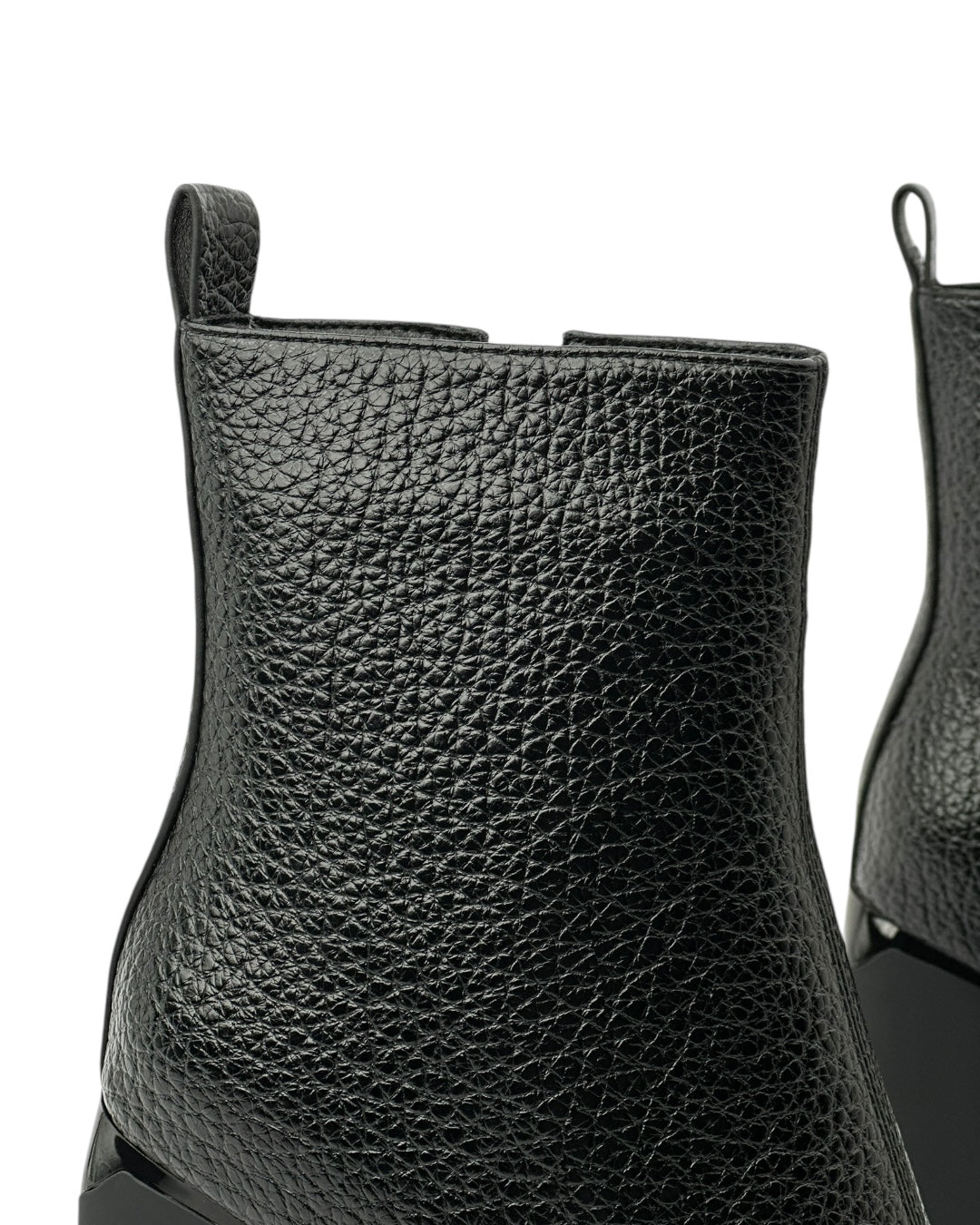 حذاء جلدي ذو مقدمة مربعة وتفاصيل معدنية