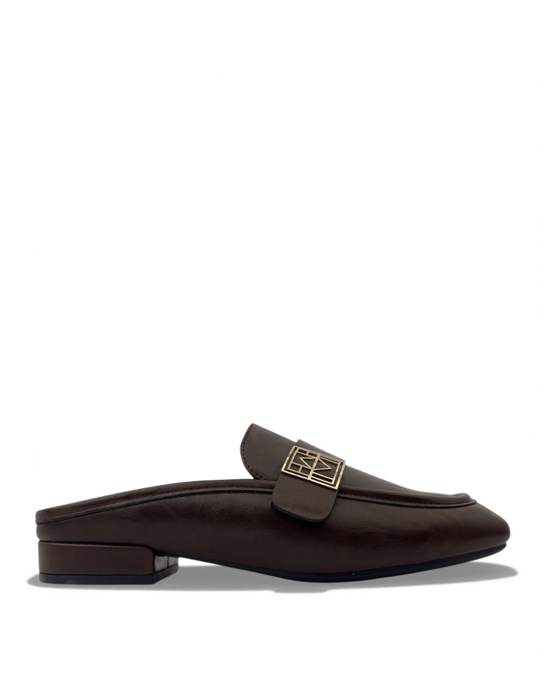 شبشب من الجلد الناعم مزود بإبزيم عصري