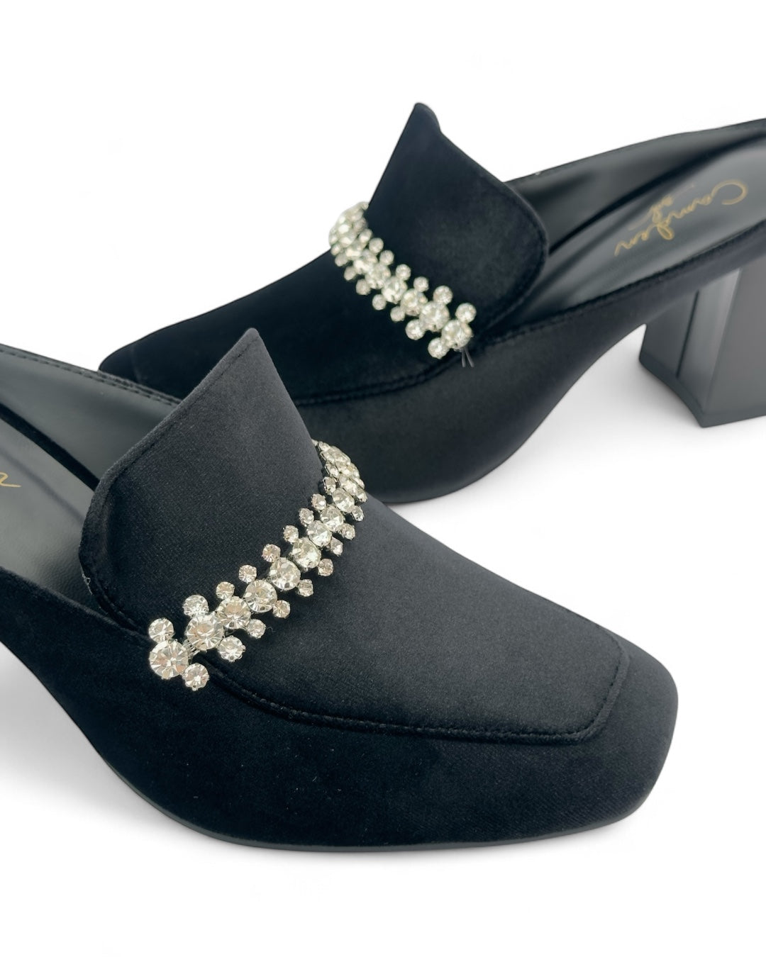 حذاء مخملي بكعب عريض.