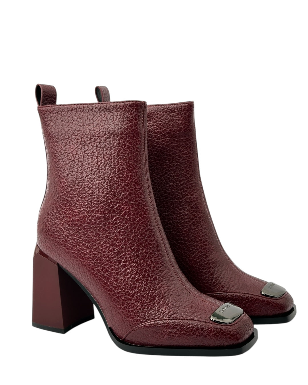 حذاء جلدي ذو مقدمة مربعة وتفاصيل معدنية