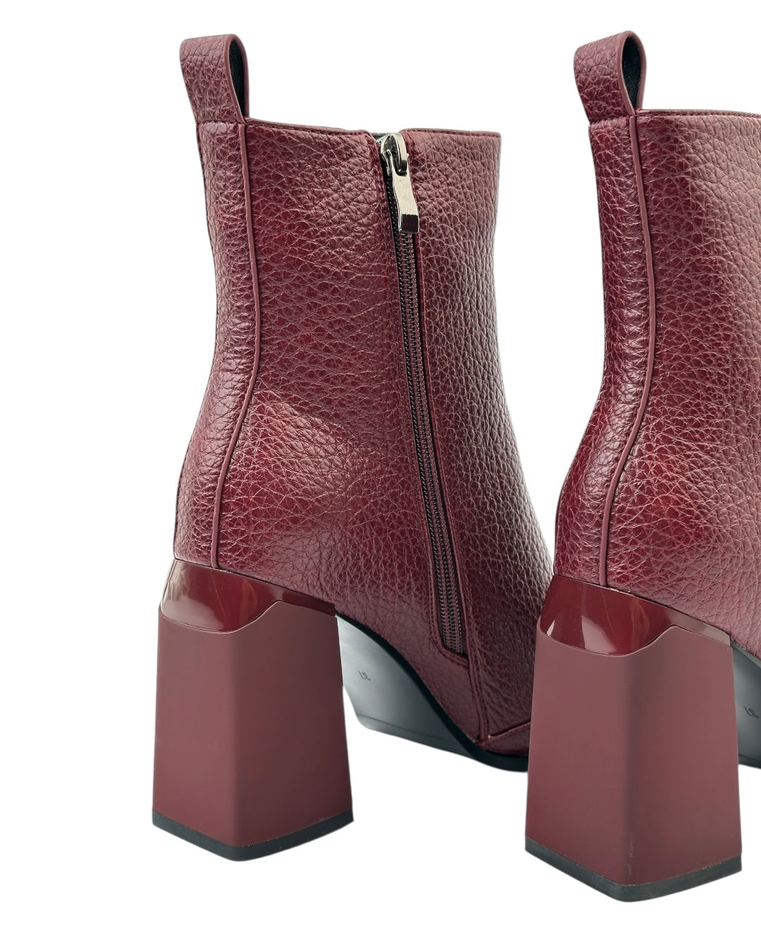 حذاء جلدي ذو مقدمة مربعة وتفاصيل معدنية