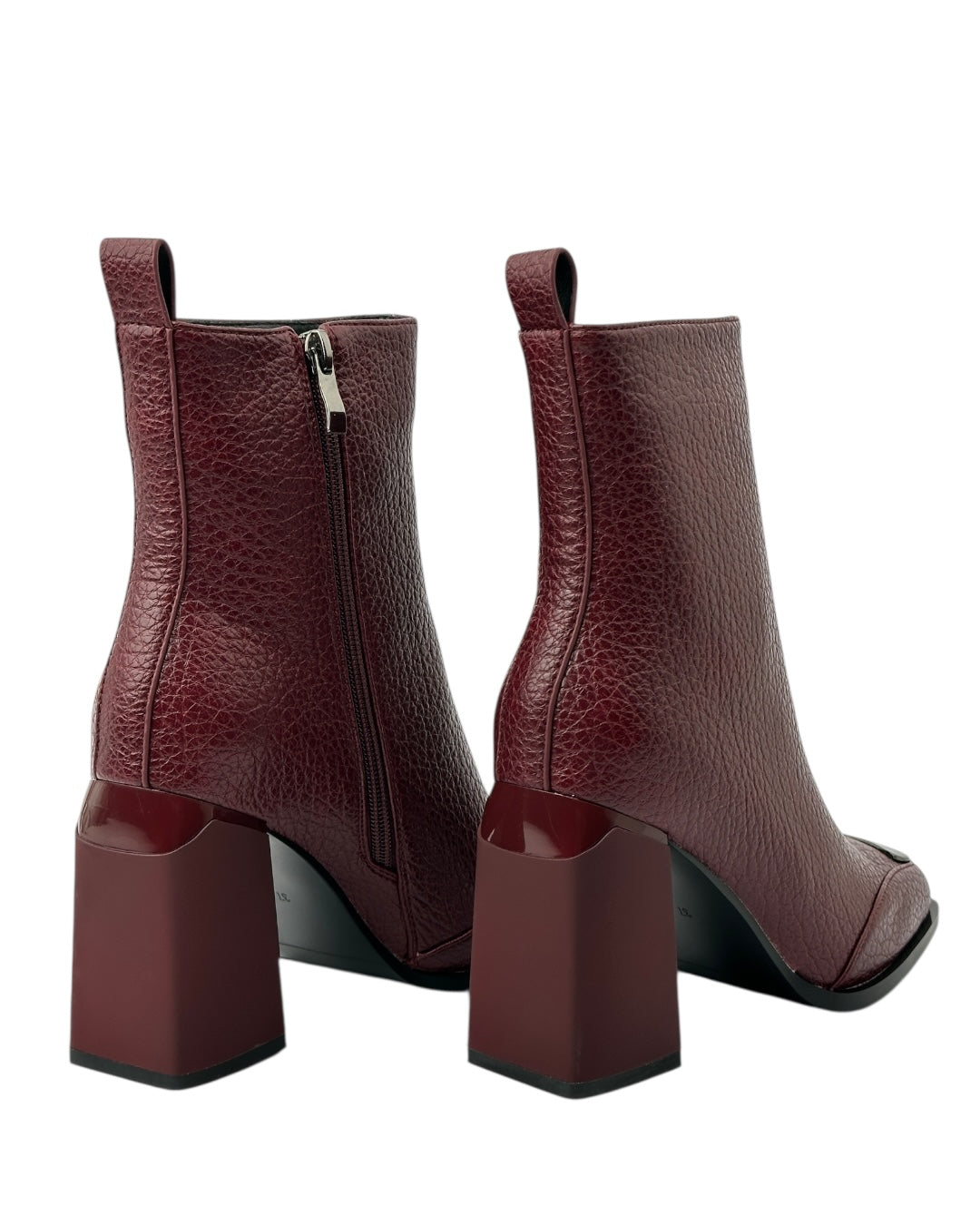 حذاء جلدي ذو مقدمة مربعة وتفاصيل معدنية