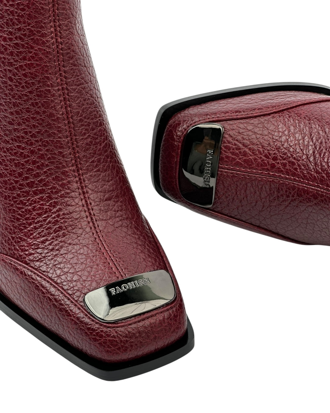 حذاء جلدي ذو مقدمة مربعة وتفاصيل معدنية