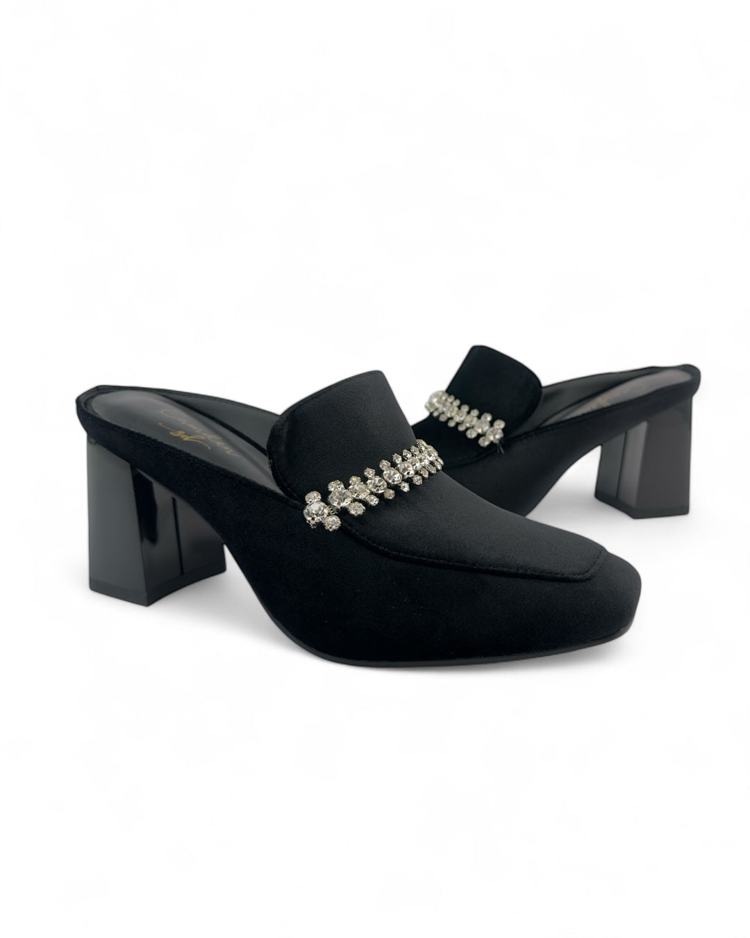 حذاء مخملي بكعب عريض.