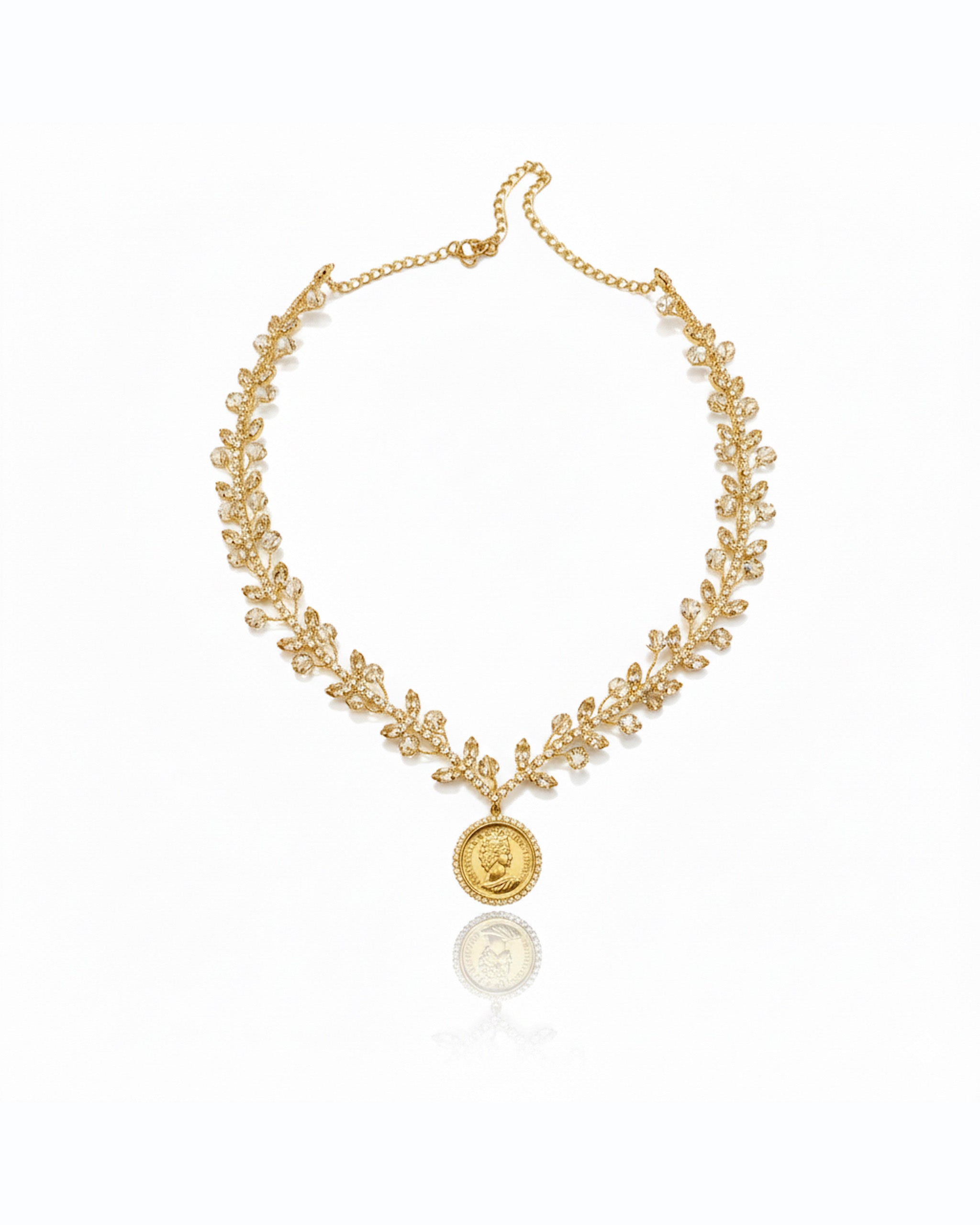 تاج من العملات الذهبية مزين بأحجار الزركون