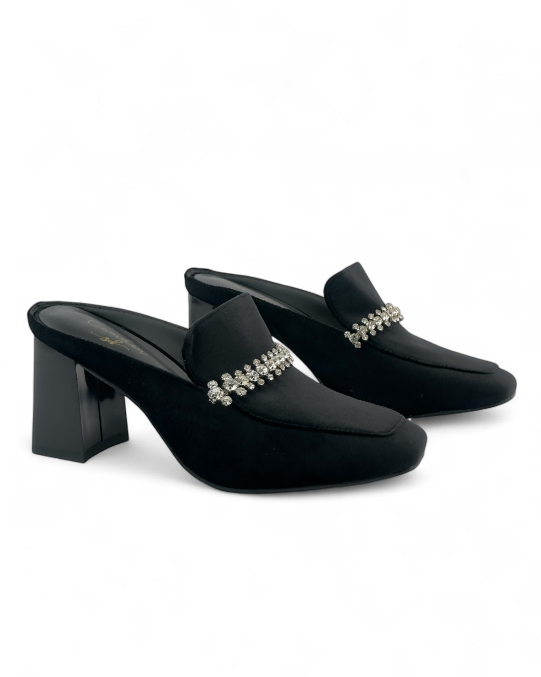 حذاء مخملي بكعب عريض.