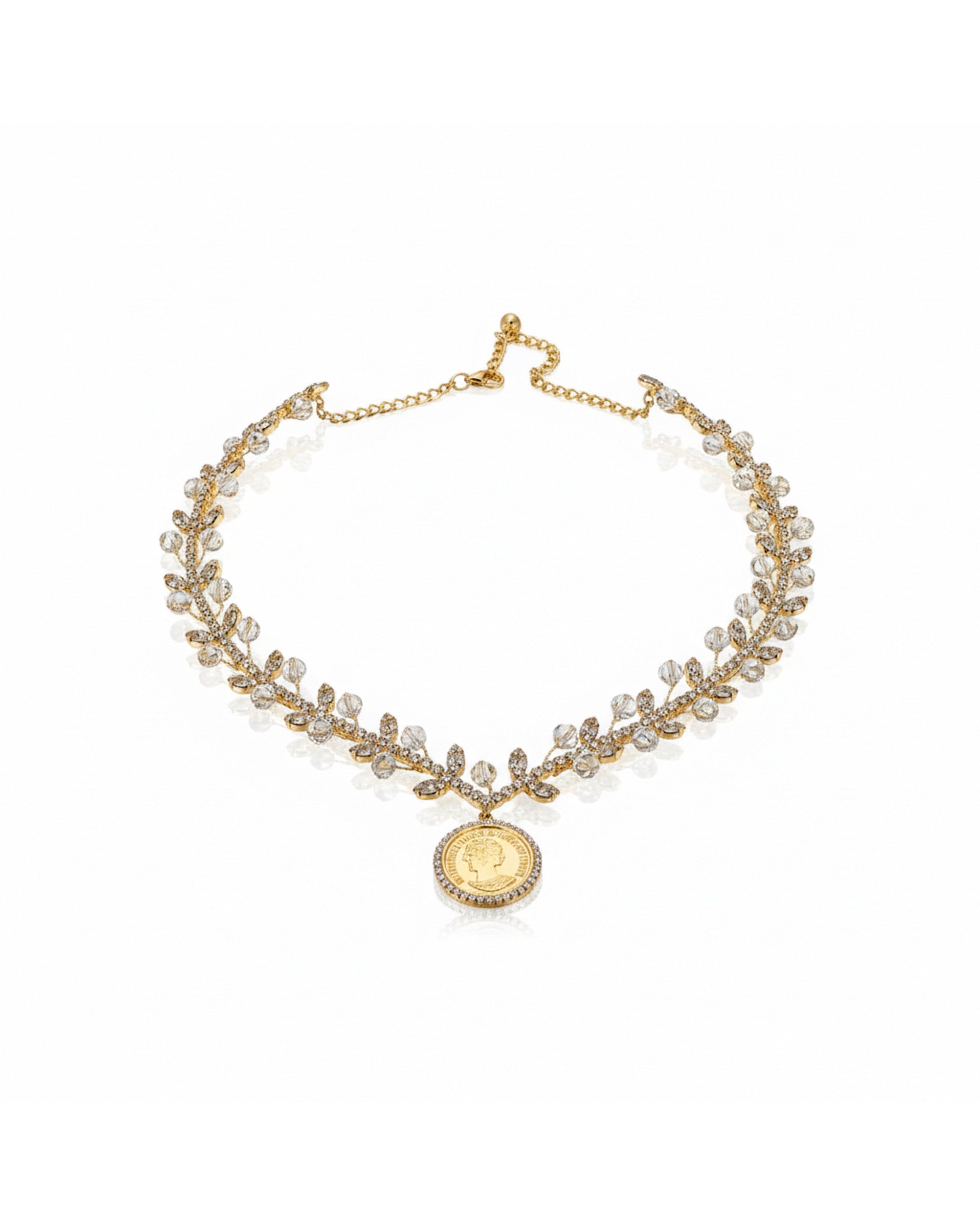 تاج من العملات الذهبية مزين بأحجار الزركون