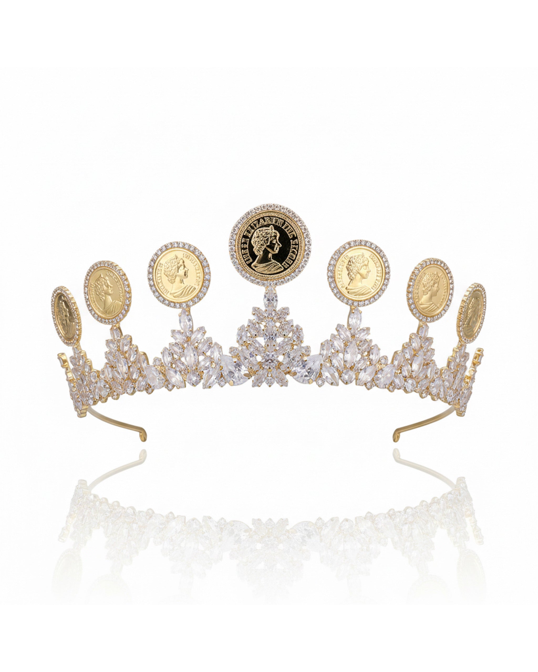 تاج من العملات الذهبية مزين بأحجار الزركون