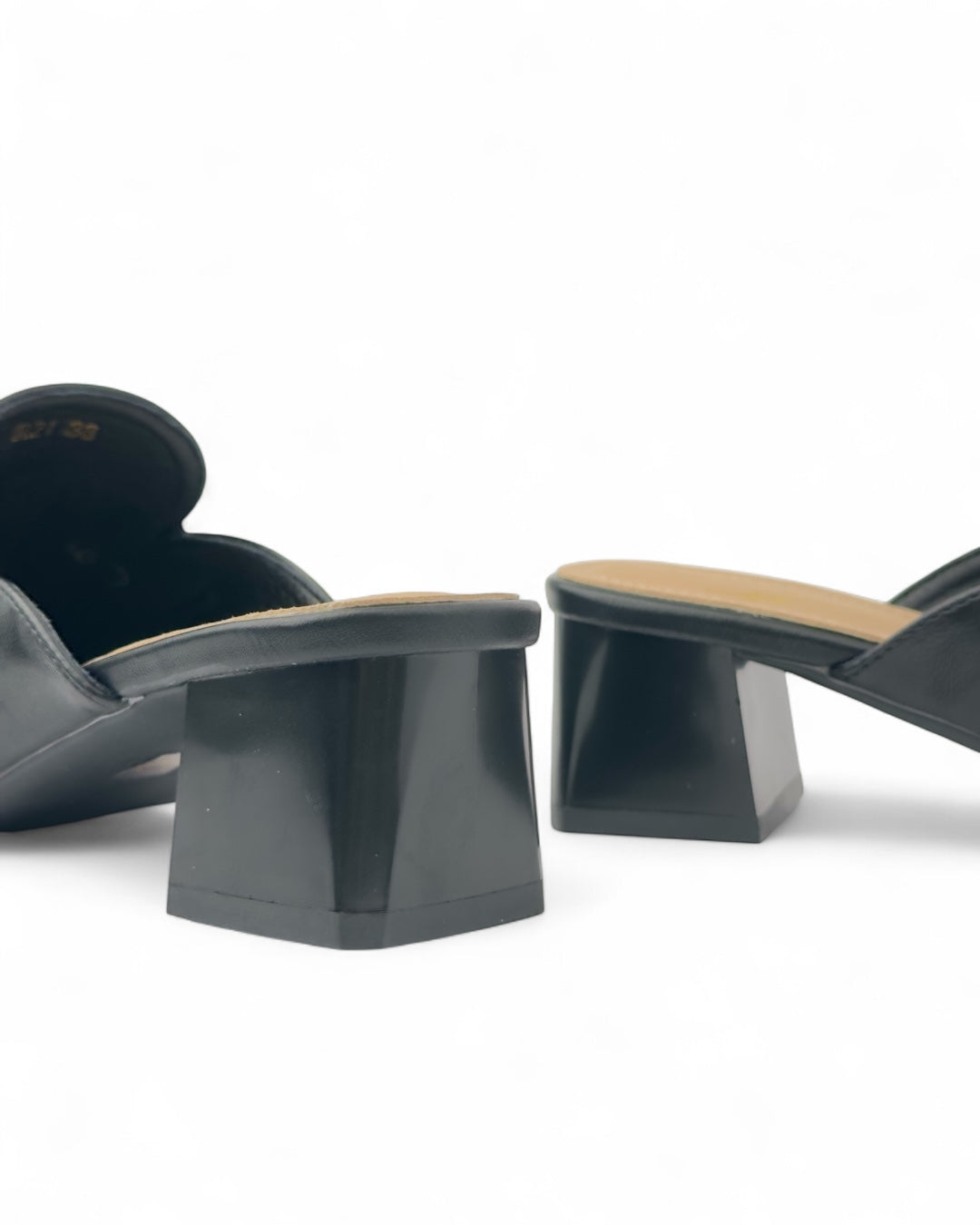 حذاء بدون كعب بكعب عريض وإبزيم ذهبي