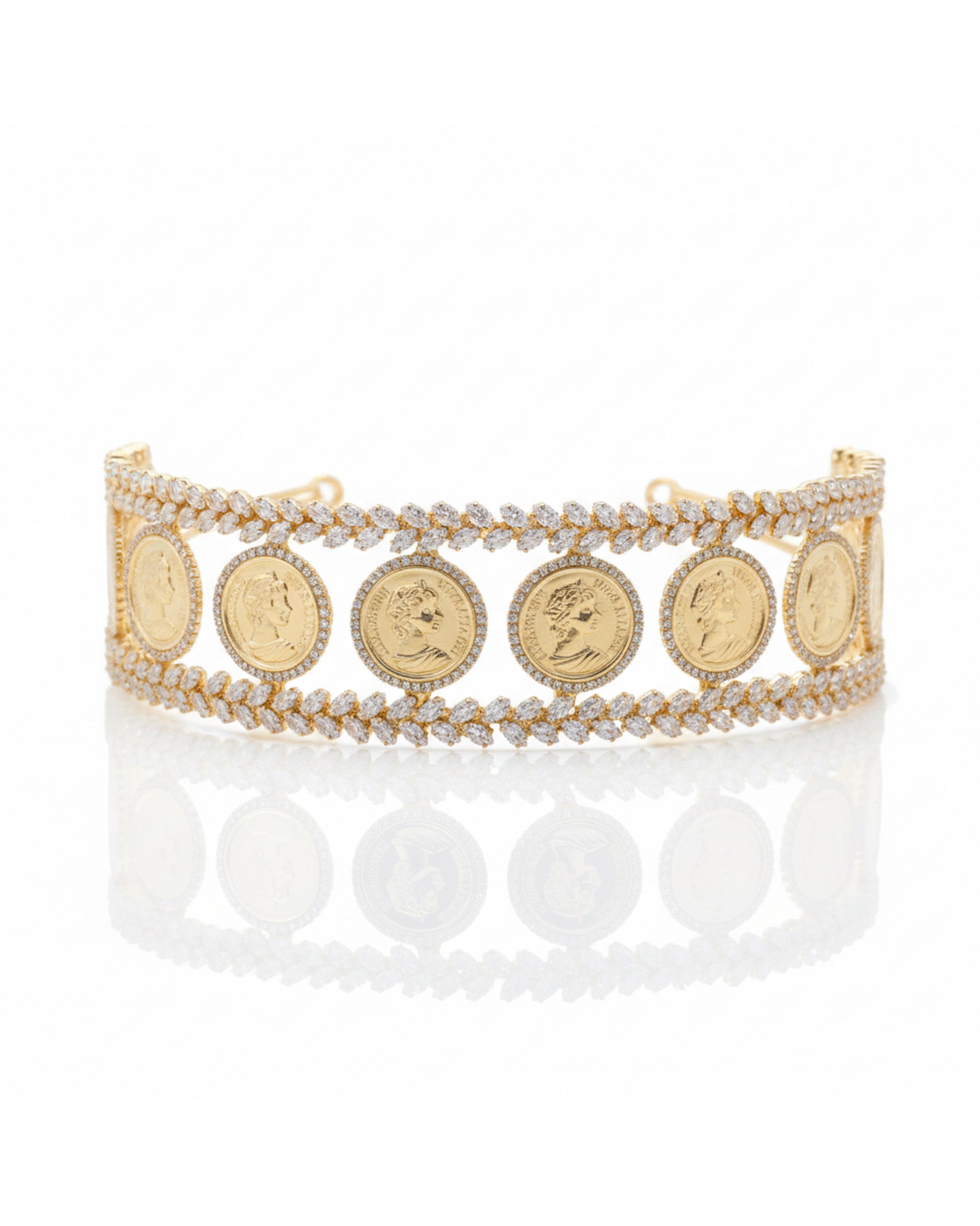 تاج من العملات الذهبية مزين بأحجار الزركون