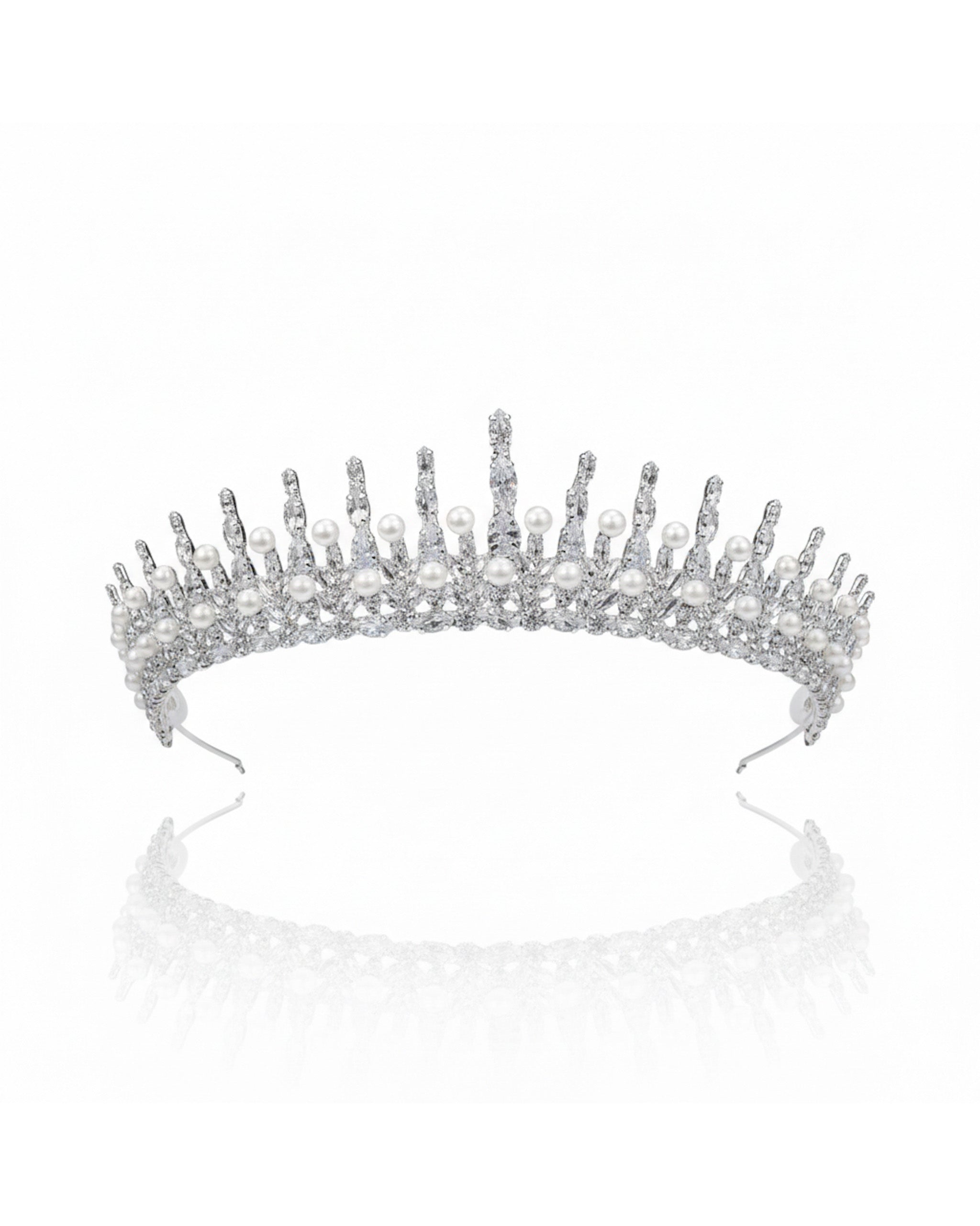 تاج مرصع بالزركون واللؤلؤ