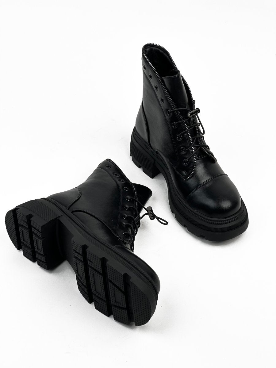 حذاء أسود من الجلد يصل إلى منتصف الساق