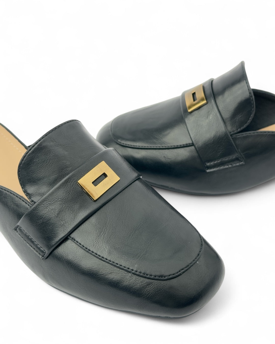 حذاء بدون كعب بكعب عريض وإبزيم ذهبي