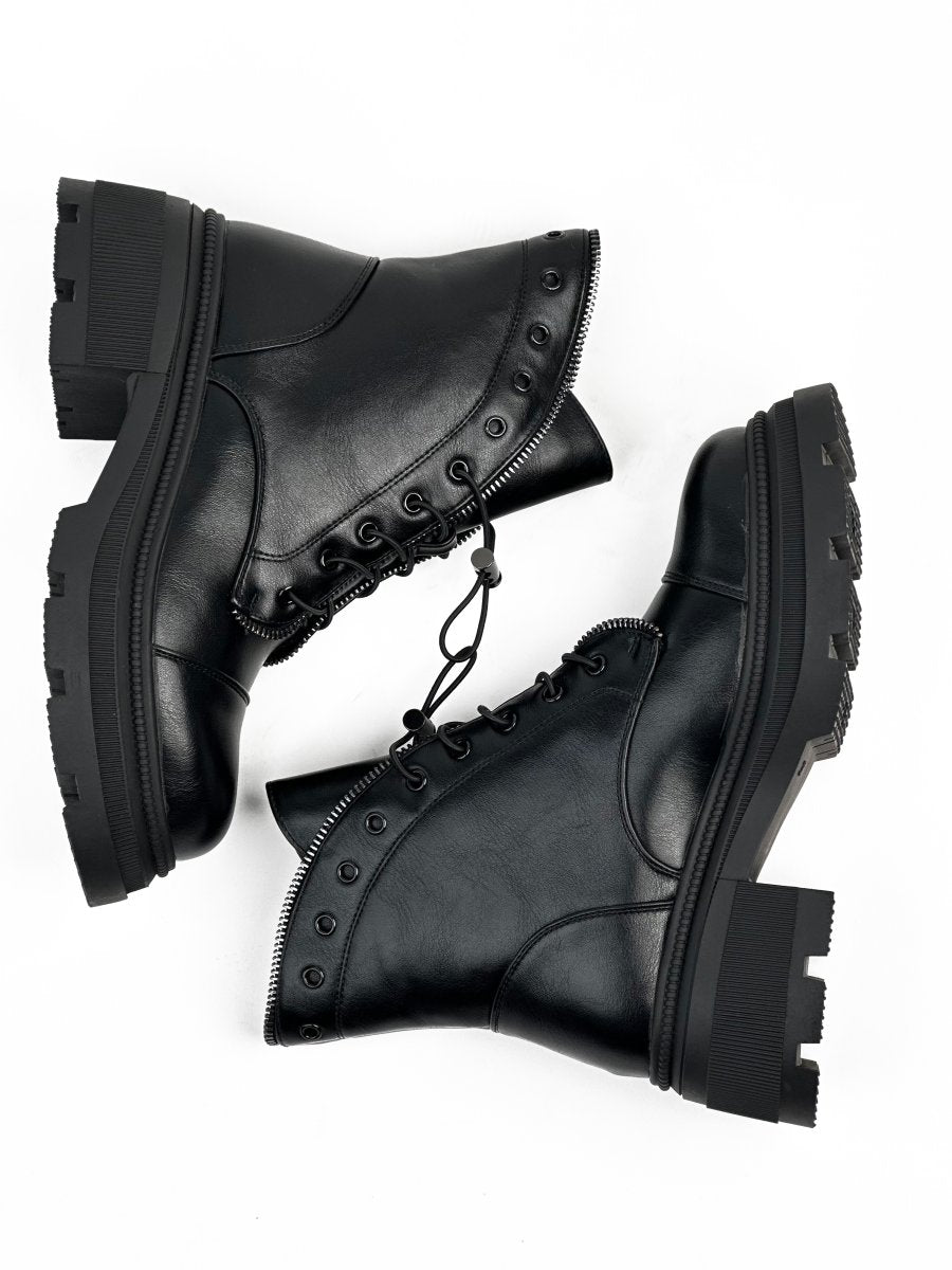 حذاء أسود من الجلد يصل إلى منتصف الساق