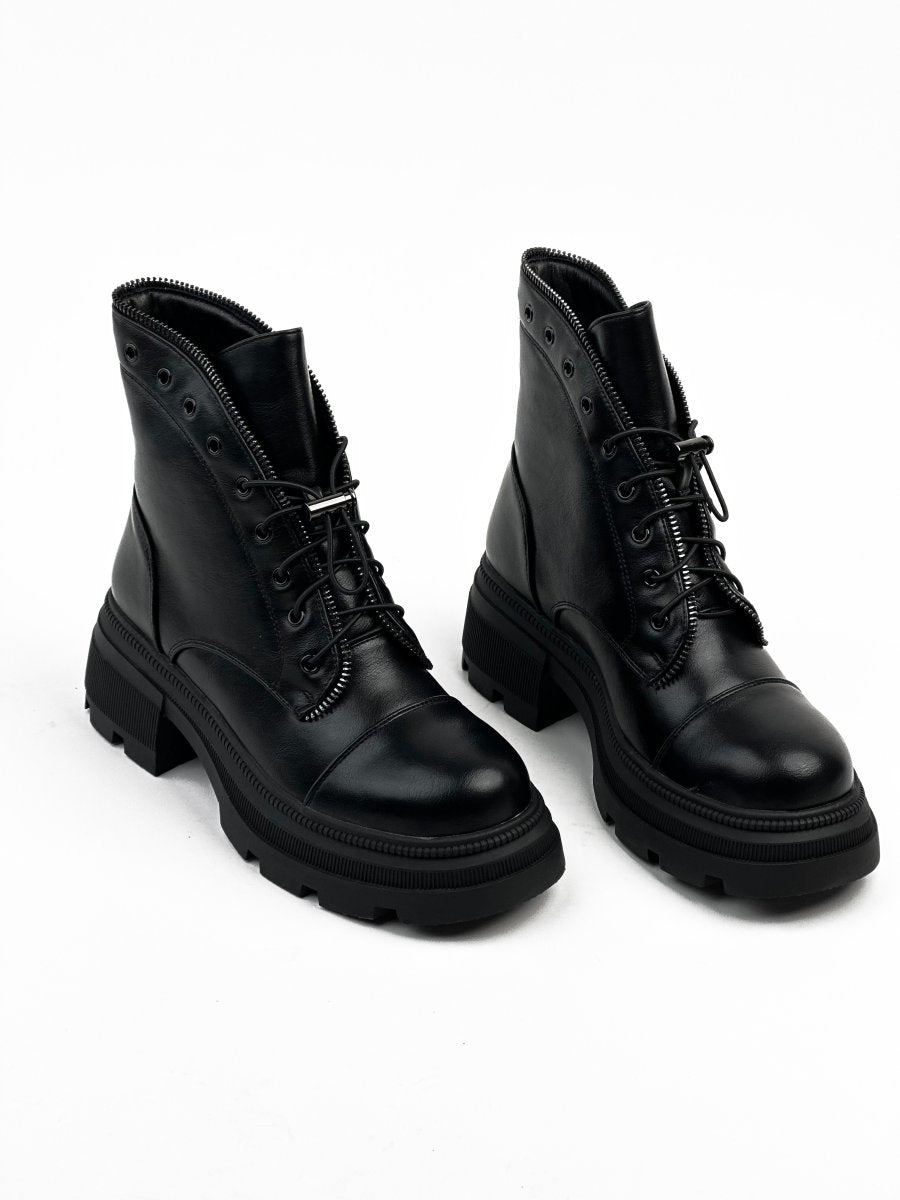 حذاء أسود من الجلد يصل إلى منتصف الساق