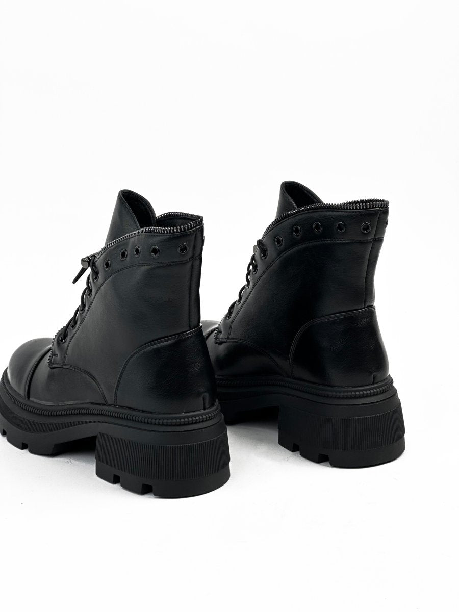 حذاء أسود من الجلد يصل إلى منتصف الساق