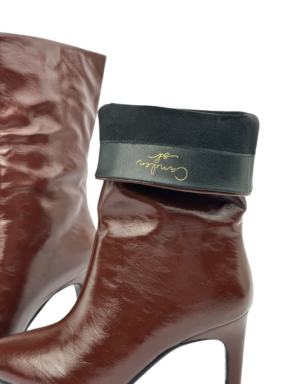 حذاء بوت جلدي ذو مقدمة مدببة وكعب رفيع