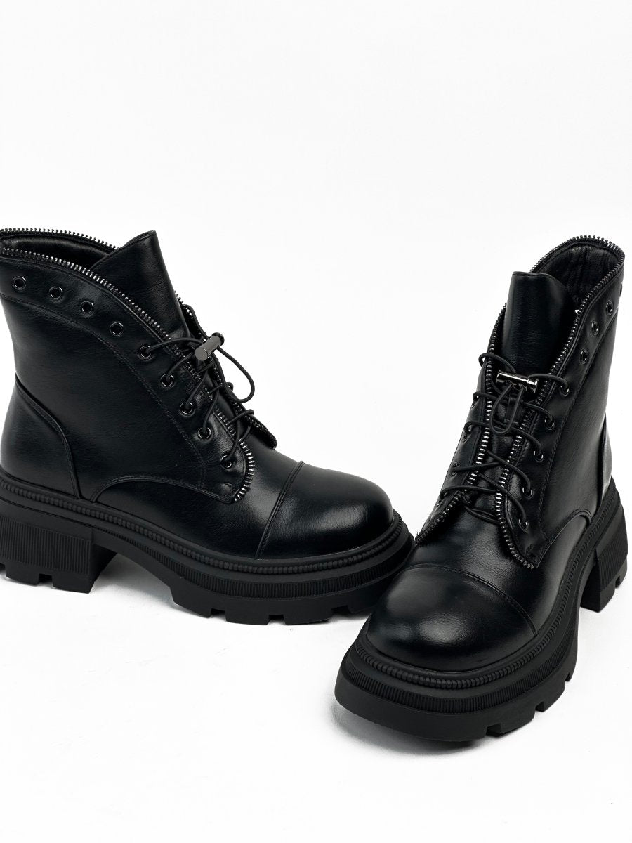 حذاء أسود من الجلد يصل إلى منتصف الساق