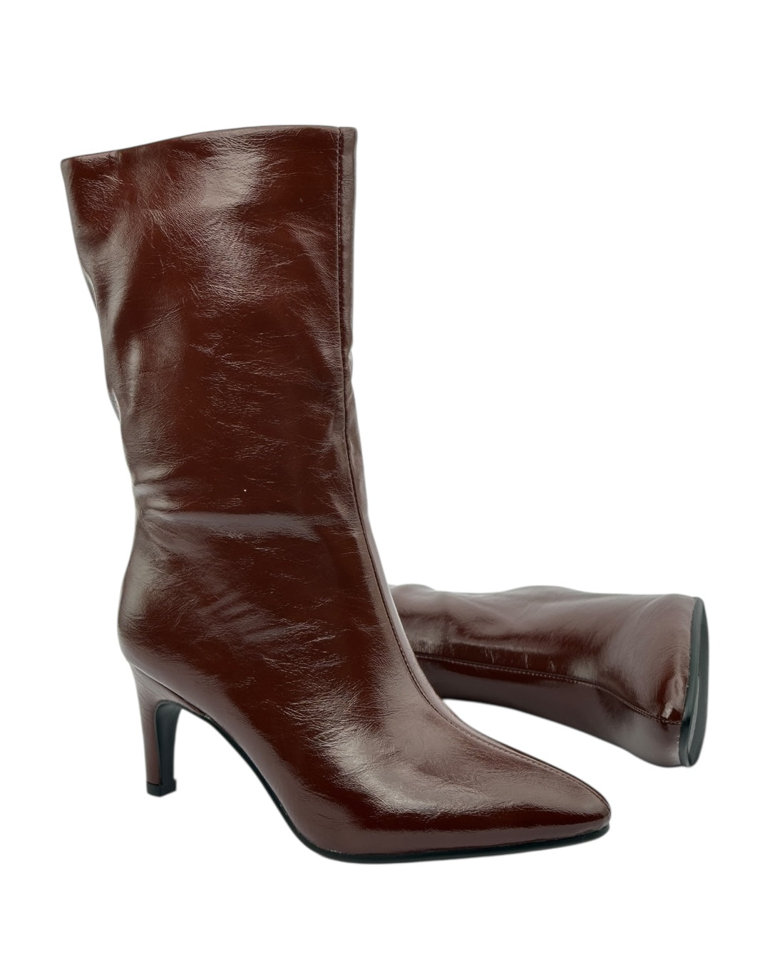 حذاء بوت جلدي ذو مقدمة مدببة وكعب رفيع