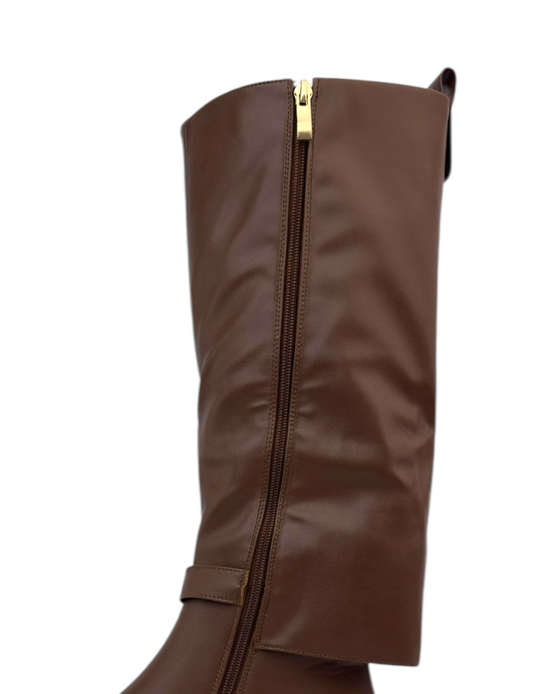 حذاء برقبة جلدية عالية