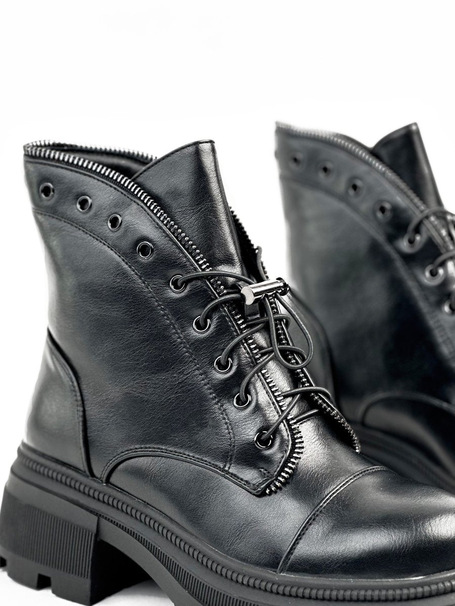 حذاء أسود من الجلد يصل إلى منتصف الساق