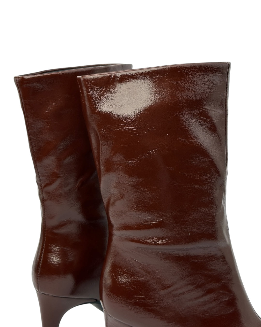 حذاء بوت جلدي ذو مقدمة مدببة وكعب رفيع