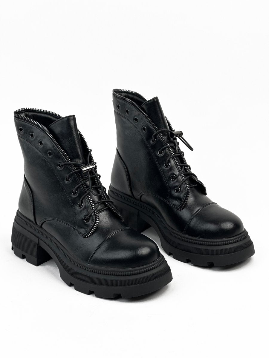 حذاء أسود من الجلد يصل إلى منتصف الساق