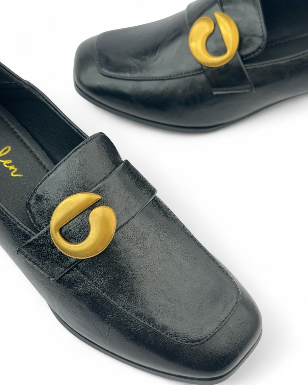 لوفر جلدي بكعب عريض وإبزيم ذهبي شعبي