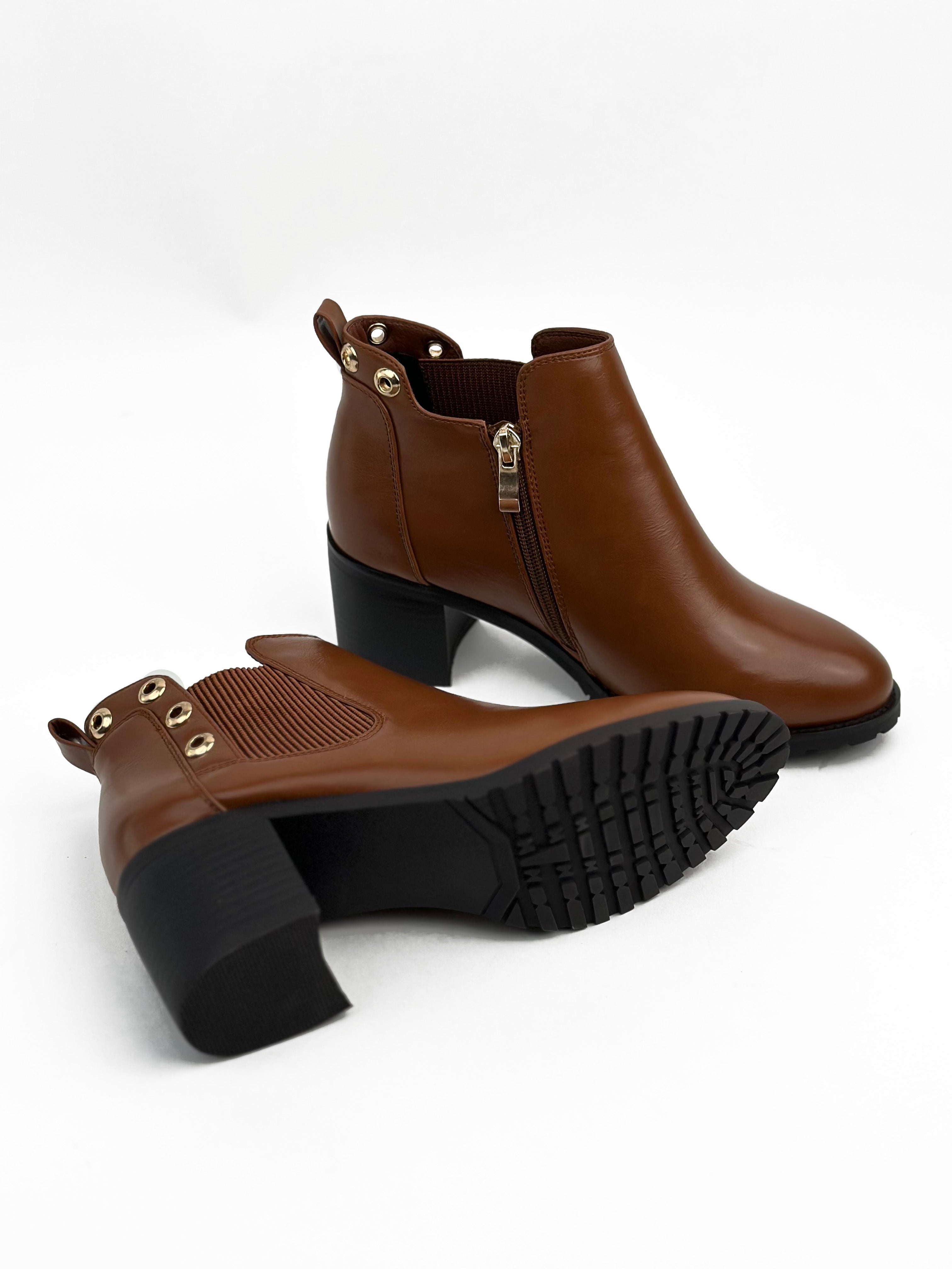 أحذية جلدية قصيرة