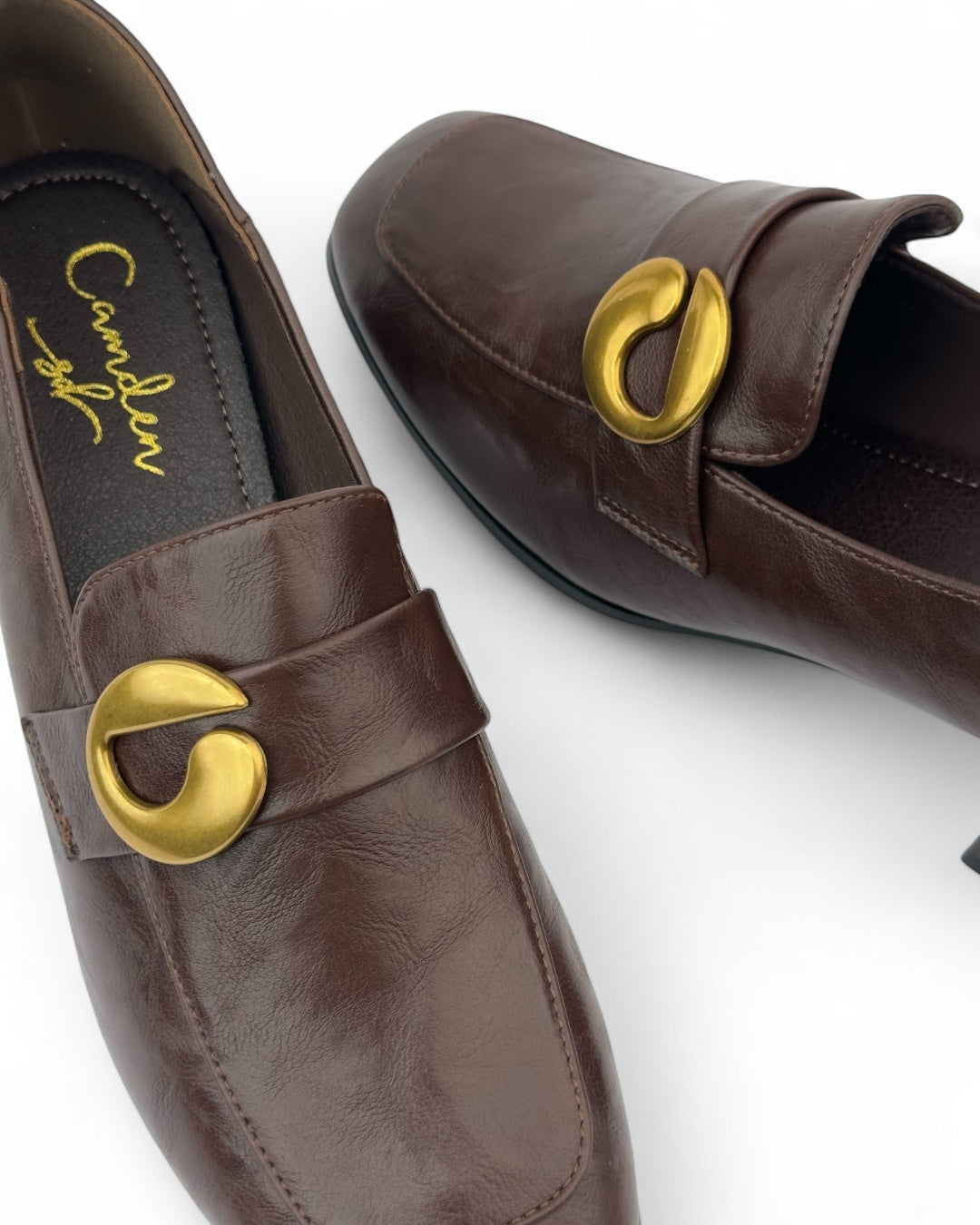 لوفر جلدي بكعب عريض وإبزيم ذهبي شعبي