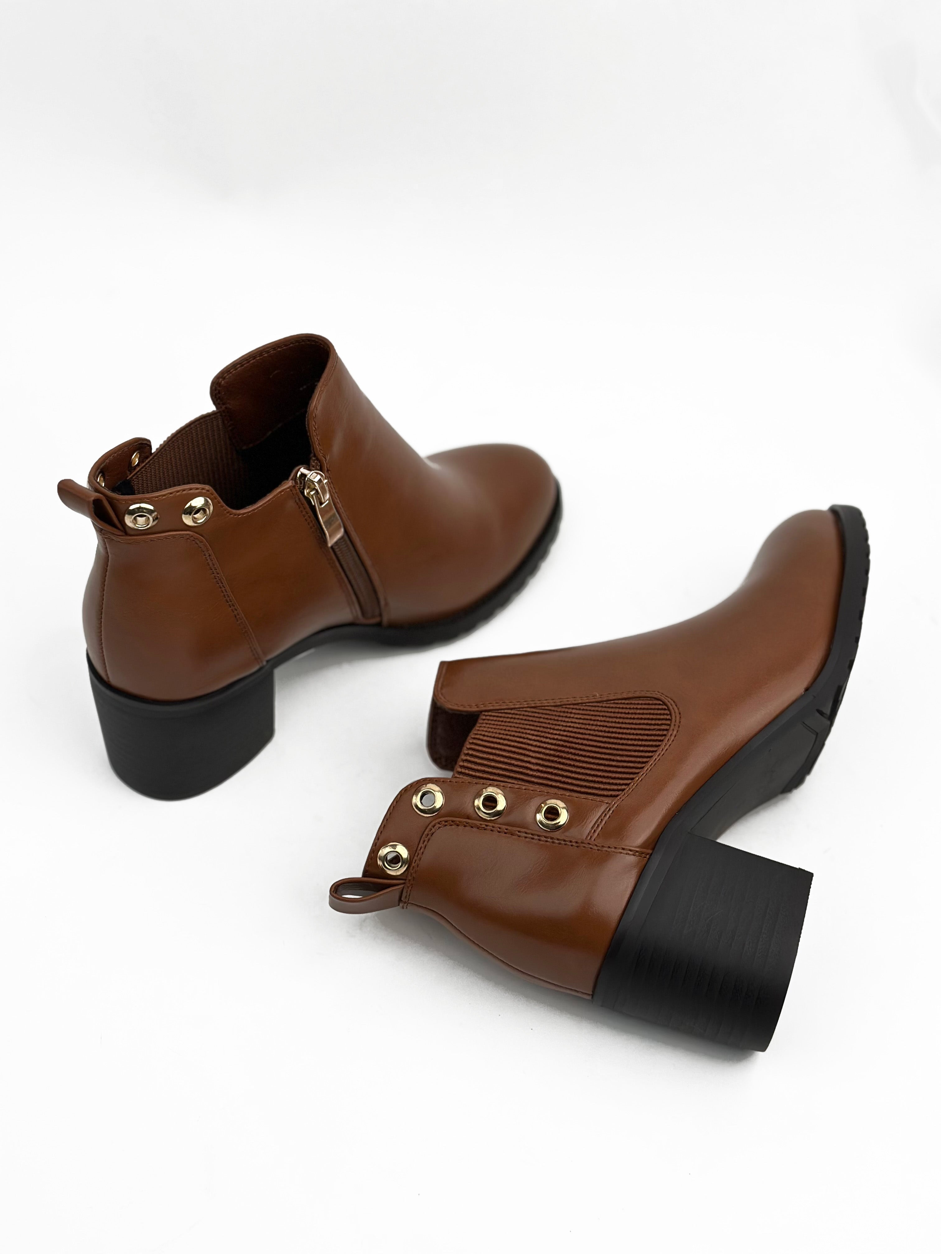 أحذية جلدية قصيرة