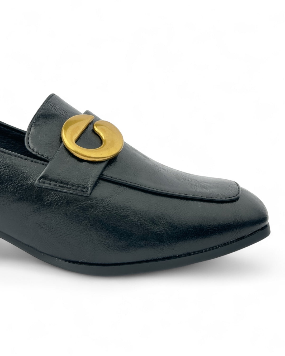 لوفر جلدي بكعب عريض وإبزيم ذهبي شعبي