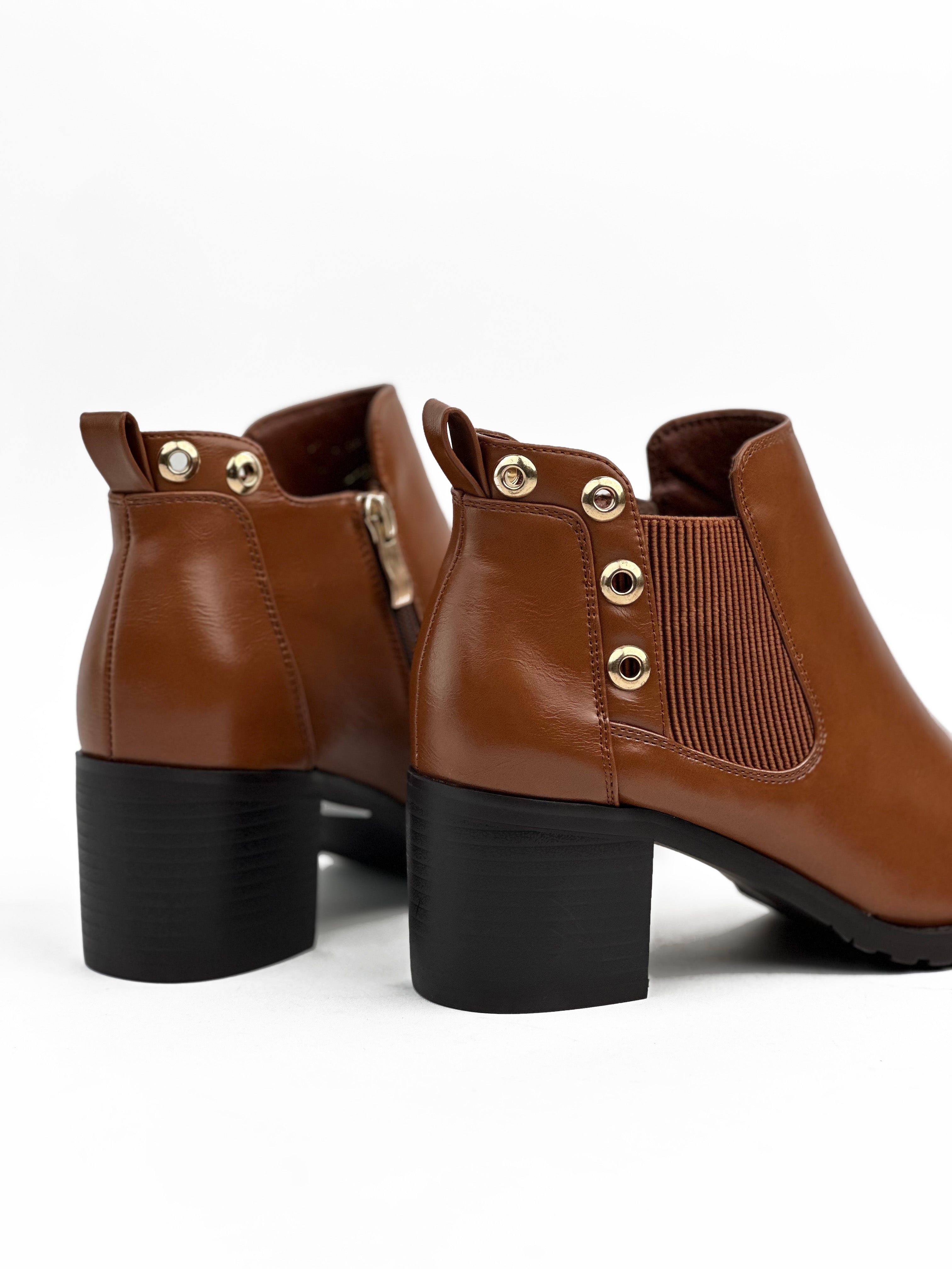 أحذية جلدية قصيرة