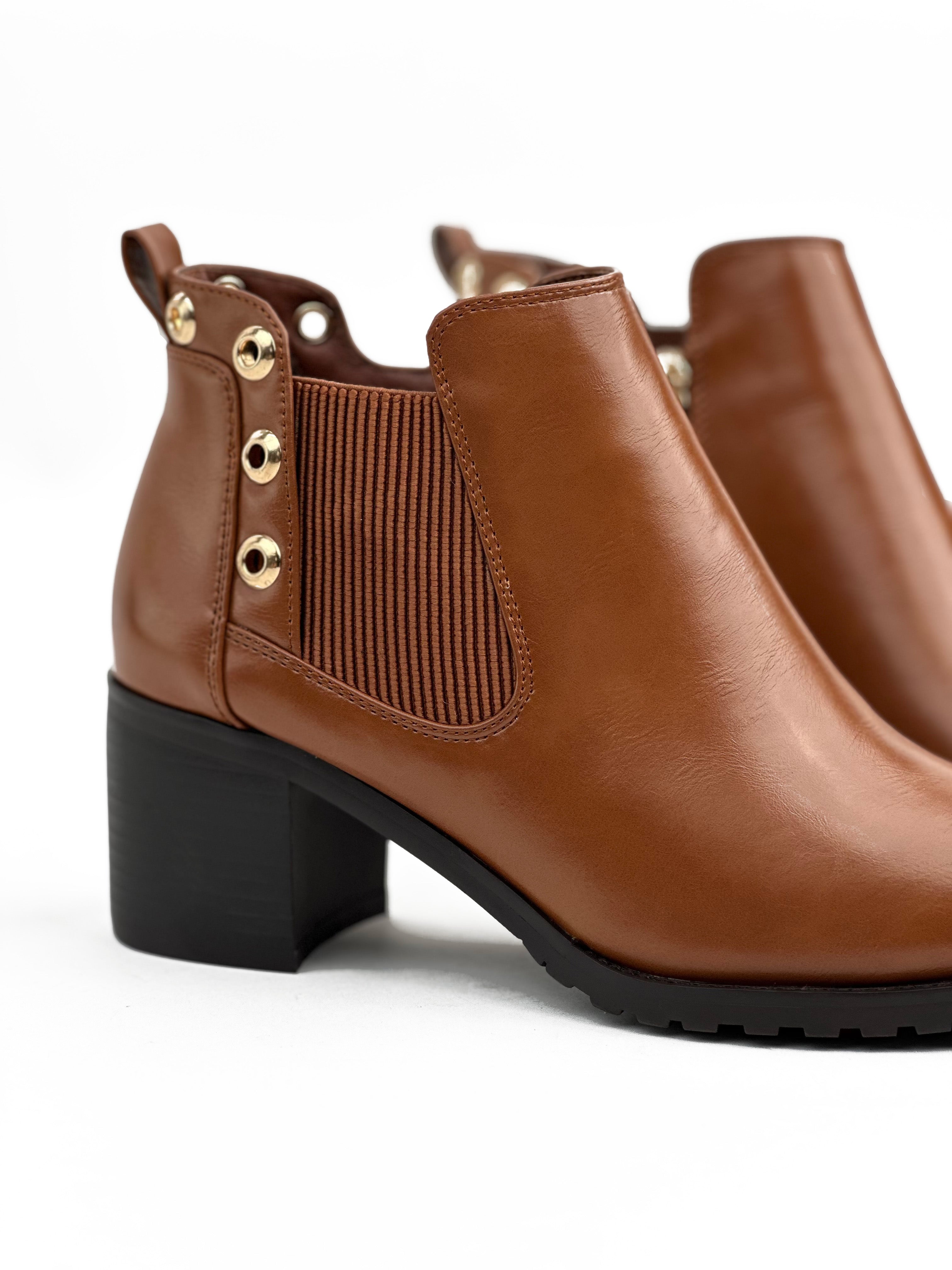 أحذية جلدية قصيرة