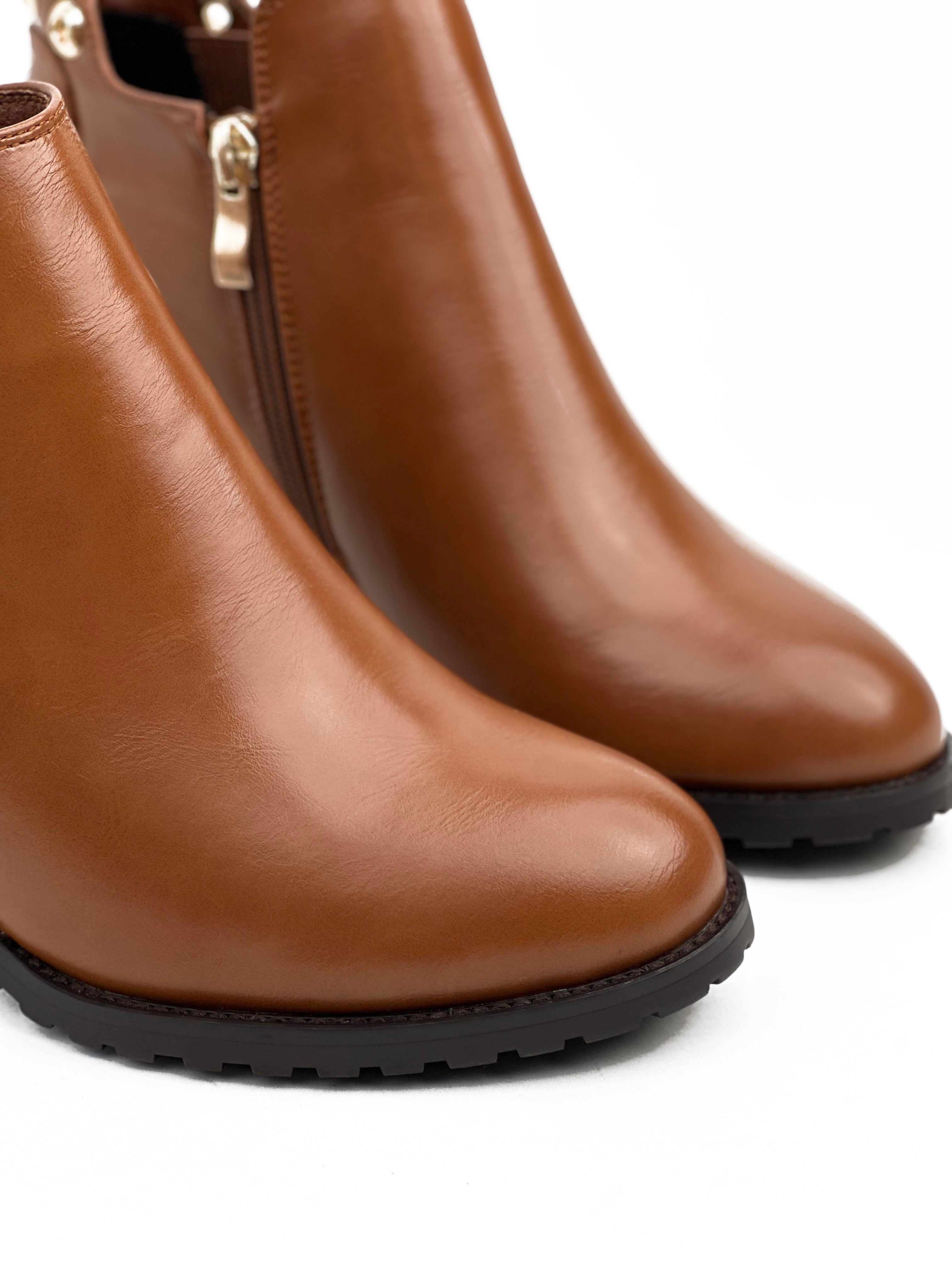 أحذية جلدية قصيرة