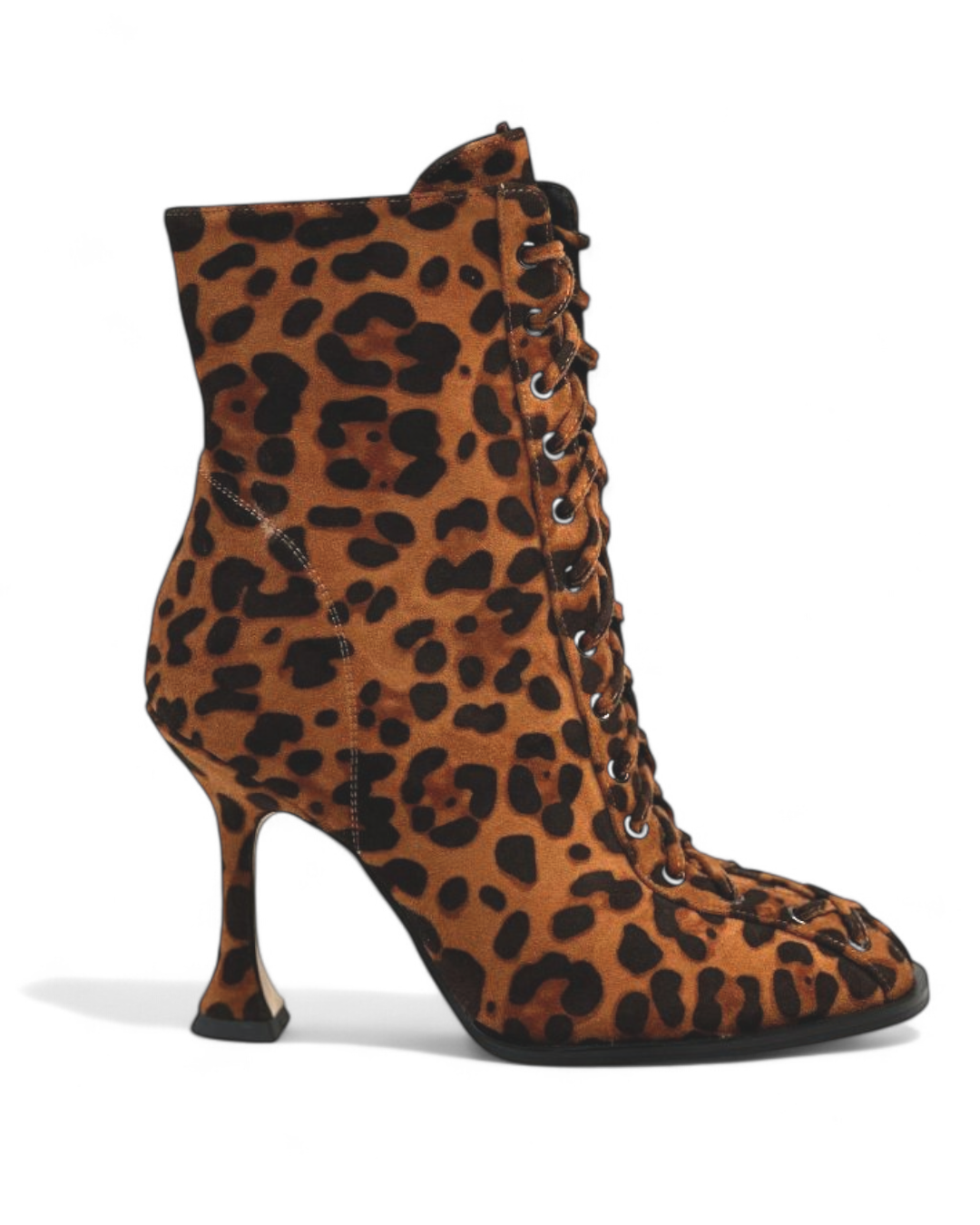 حذاء من جلد الغزال يصل إلى منتصف الساق