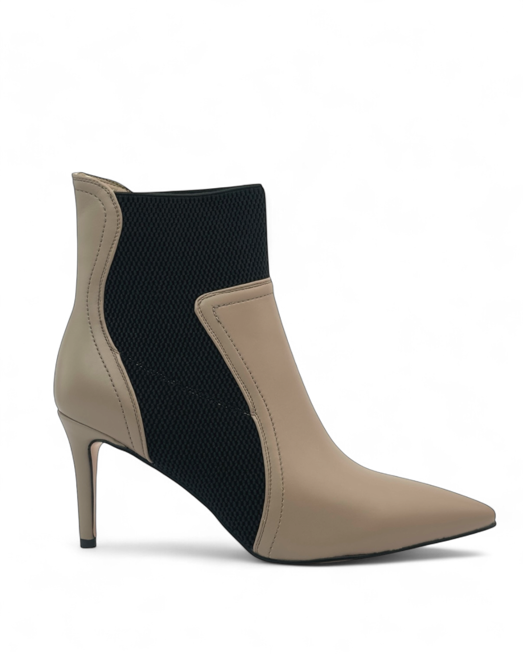 حذاء ذو مقدمة مدببة مع لوحة جانبية قابلة للتمدد