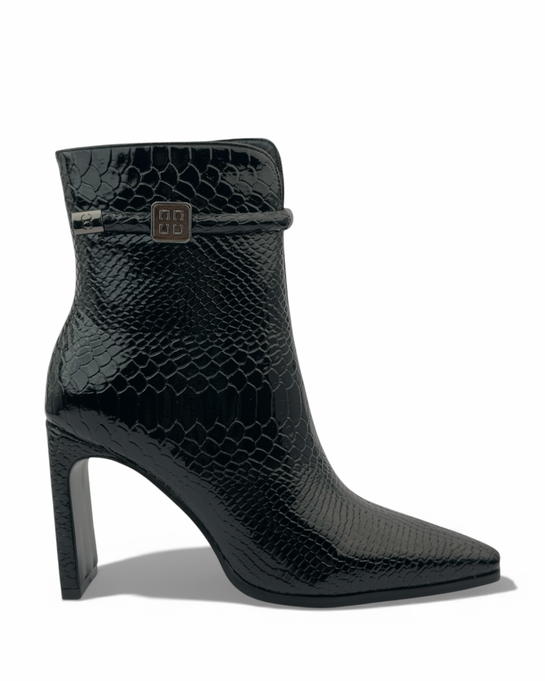 أحذية جلدية لامعة بنقشة جلد الثعبان