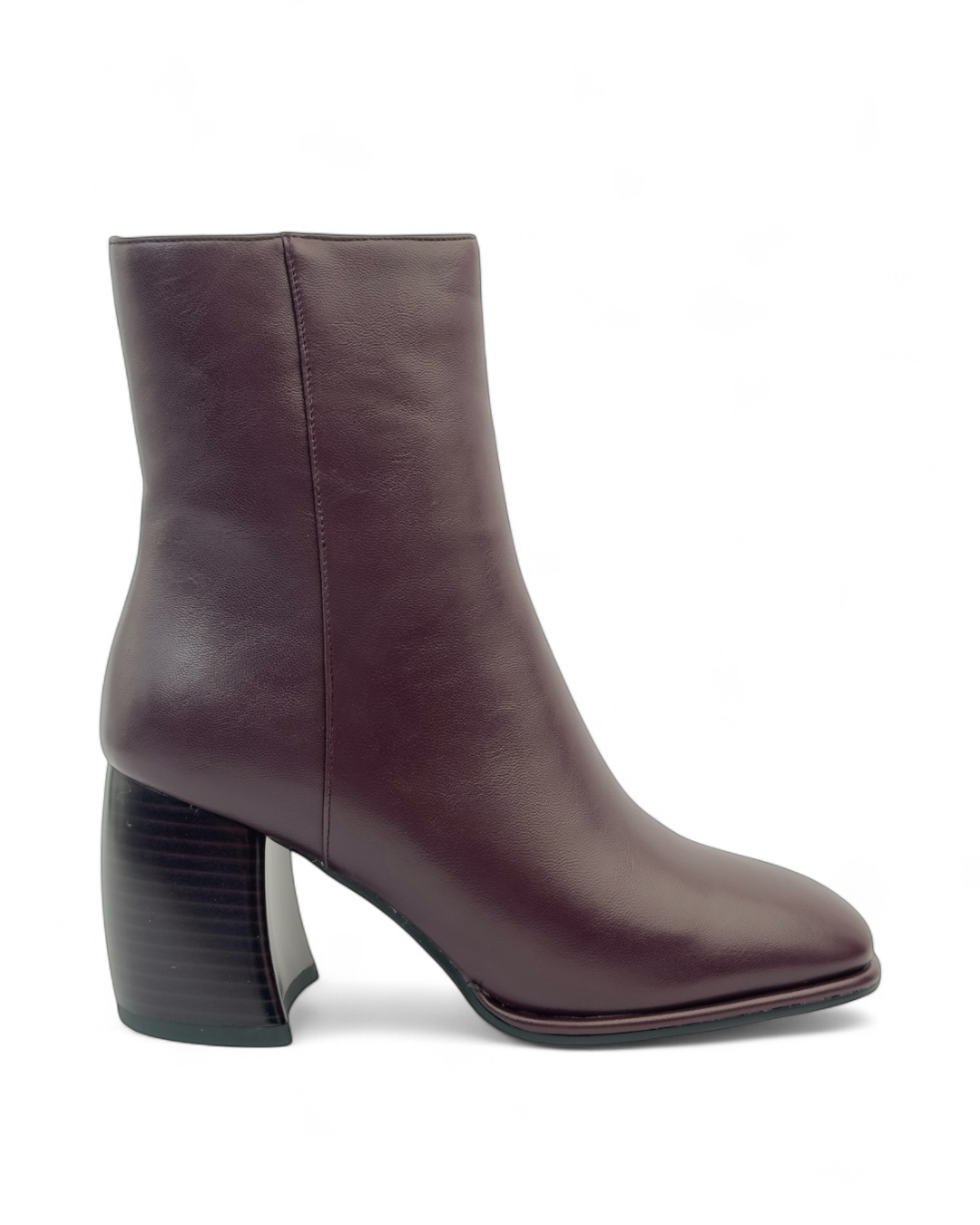 حذاء ذو مقدمة مربعة وكعب خشبي عريض