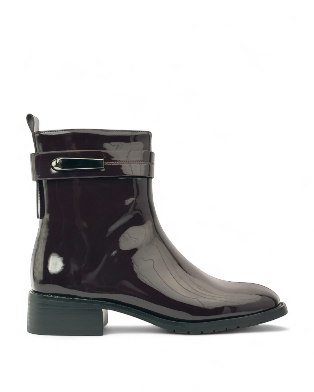 حذاء من الجلد اللامع مزود بإبزيم جانبي وكعب مسطح