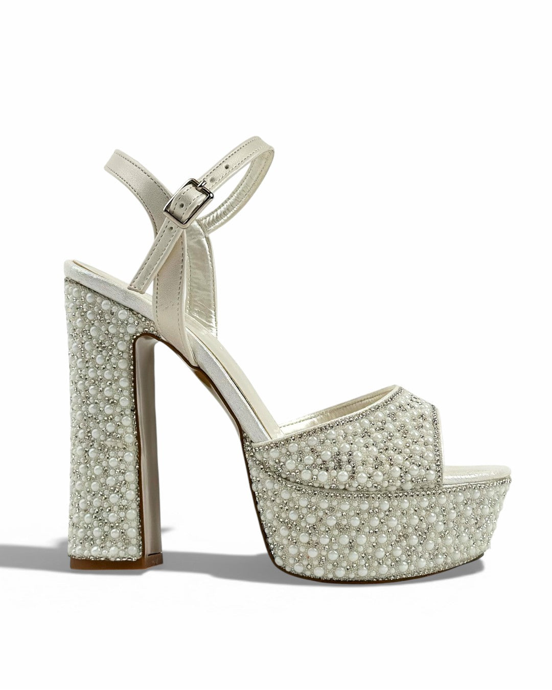 صندل زفاف مرصع بأحجار اللؤلؤ